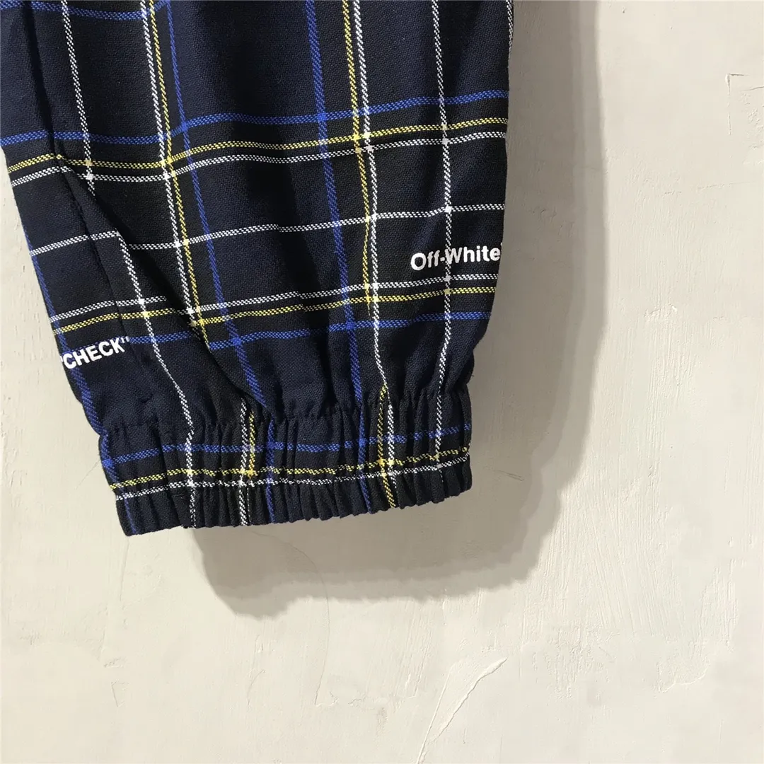 The top tested version OFF-WHITE OW blue plaid trousers, the same style pure cotton loose sweatpants for men and women couples, 380g re-woven woven pure cotton fabric, printed on cloth, the logo of the finished product appears randomly, each piece is different, the warp and weft lines are obvious, and the LOGO is clear. Size xs-L Color: Black Size chart (The waistline is elastic and can be enlarged) P:360